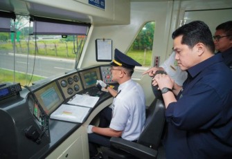 Menteri BUMN Erick Thohir saat mencoba kereta bandara, Rabu (1/1/25)