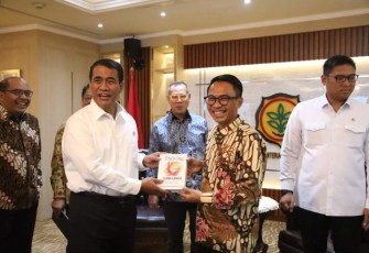 Mentan RI Andi Amran Sulaiman menyerahkan cenderamata di Jakarta, Selasa (18/2)