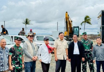 Mentan Amran bersama Menkeu Sri Mulyani serta Menhan Syafrie Syamsuddin meninjau proses cetak sawah di distrik Wanam, Kabupaten Merauke, Kamis (27/2)