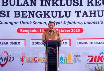 Wakil Gubernur Bengkulu Mian, didampingi sejumlah Kepala Organisasi Perangkat Daerah (OPD), menghadiri kegiatan Bulan Puncak Inklusi Keuangan 2025 yang digelar di Kantor Otoritas Jasa Keuangan (OJK) Provinsi Bengkulu, Selasa (14/10).