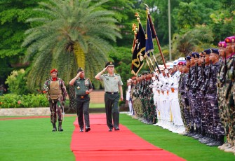 Kepala Staf Angkatan Darat (Kasad) Jenderal TNI Maruli Simanjuntak, M.Sc., mendampingi Panglima TNI Jenderal TNI Agus Subiyanto, S.E., M.M., menerima kunjungan resmi Chief of Joint Staff Department of Central Military Commission of The People’s Republic of China (Kepala Staf Gabungan Angkatan Bersenjata Republik Rakyat Tiongkok), General Liu Zhenli, di Lapangan PRIMA, Mabes TNI, Cilangkap, Jakarta Timur, Kamis (9/1/2025)