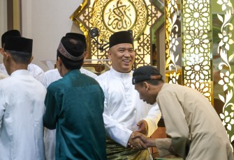 Wakil Gubernur Kepri Nyanyang Haris Pratamura Sholat Idulfitri dan Gelar Open House Hari Pertama Lebaran di Kediamannya