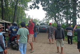 Puluhan petani tebu Desa Getas Kecamatan Kradenan saat menghadang tim KHDTK UGM.