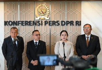 Puan usai menghadiri rapat paripurna di Gedung Nusantara II, Senayan, Jakarta, Selasa (4/11/2025).