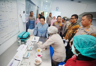 Kapolri dan Ketua Komisi IV DPR saat Tinjau SPPG YKB Polres Karanganyar