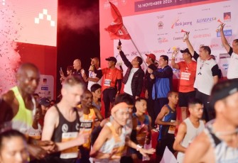 Menpora Erick saat Lepas Ribuan Pelari Bank Jateng Borobudur Marathon 2025