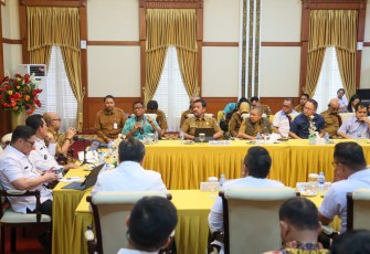 Gubernur Kepulauan Riau H. Ansar Ahmad saat memimpin rakor terkait relaksasi kebijakan visa di Gedung Daerah, Tanjungpinang, Selasa (07/01/2025).