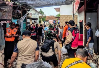 Situasi penyaluran logistik korban banjir di Cirebon, Minggu (19/1)
