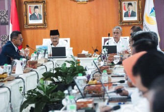 Mensos Saifullah Yusuf saat rapat pimpinan di Kemensos, Jakarta, Kamis (6/2)