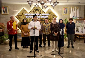 Mensos Saifullah Yusuf memberikan keterangan pers di Jakarta, Selasa (18/2)