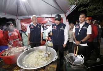 Mensos Saifullah Yusuf menyiapkan makan sahur untuk korban banjir di Kelurahan Jatiasih, Bekasi, Selasa (4/3)