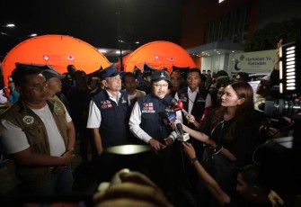 Mensos Saifullah Yusuf saat konferensi pers di lokasi pengungsian korban banjir di Bekasi