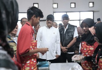 Mensos Saifullah Yusuf mengunjungi pelatihan usaha es cream di Bandung, Jum'at (7/3)