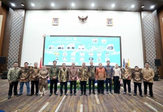 Wamensos Agus Jabo Priyono foto bersama civitas akademika UNS 
