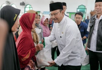 Mensos Saifullah Yusuf saat memberikan sembako warga di Surakarta, Minggu (23/3)