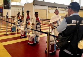 Pembimbing Ibadah PPIH Daker Bandara Hamid sedang mengingatkan jemaah untuk mematuhi ketentuan ihram setibanya di Bandara King Abdulaziz, Jeddah, Senin (19/5/2025)
