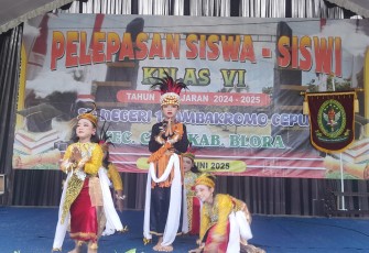 Penampilan seni tari dari siswa-siswi SDN 1 Tambakromo dalam acara pelepasan siswa-siswi kelas V1 tahun ajaran 2024/2025