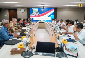 Wakil Menteri Pekerjaan Umum Diana Kusumastuti menerima kunjungan delegasi Asian Development Bank (ADB) yang dipimpin oleh Country Director ADB Jiro Tominaga di Kantor Kementerian PU, Senin (13/1/2025)