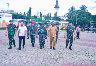 Wakil Presiden RI beserta Ibu Selvi Gibran Rakabuming dan rombongan ke Provinsi Maluku wilayah Kodam XV/Pattimura, Komandan Korem 151/Binaiya Brigjen TNI Antoninho Rangel da Silva, S.I.P., M.Han, selaku Komandan Satgas (Dansatgas) bersama 949 personel gabungan TNI-Polri dan pemerintah serta instansi terkait lainnya melaksanakan Apel Gelar Pasukan Operasi Gabungan Pengamanan VVIP di lapangan Merdeka Ambon, Senin (13/1/2025)
