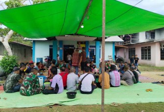  Pos Seriang Satgas Pamtas RI-Malaysia hadiri undangan Tasyakuran di kediaman Kepala Desa Seriang, Fransiskus di desa Seriang, Kecamatan Badau, Kabupaten Kapuas hulu, Sabtu (18/1/2025)