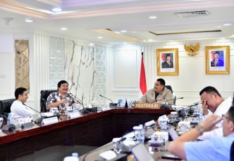 Menpora RI Dito Ariotedjo saat menerima tim Korea-Korea Selecao (KKS) di Kemenpora, Jakarta, Selasa (14/1). Pertemuan ini membahas tentang akselerasi pengembangan talenta muda sepak bola. 