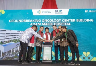 Penekanan tombol sirine tanda dimulainya pembangunan Gedung Pusat Onkologi Terpadu RS Adam Malik