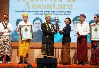 Rektor UKSW Profesor Intiyas Utami menerima penghargaan dari Pendiri dan Ketua Umum LEPRID Paulus Pangka, S.H., dalam Parade dan Launching Wastra Nusantara “Senja Seribu Wastra Nusantara di Salatiga”
