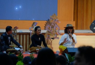 Sujiwo Tejo dan Rektor UKSW Profesor  Intiyas Utami