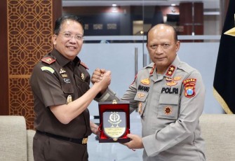 Kapolda Jatim Irjen Pol Nanang Avianto menerima cenderamata Kajati Jatim, Rabu (7/5)