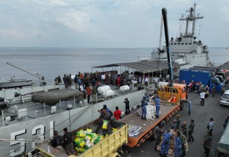Bantuan Kemanusiaan dari RIAU Menuju Aceh di Berangkatkan TNI AL Dengan KRI Teluk Gilimanuk-531