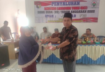 Kades Thomas Serahkan BLT-DD kepada KPM