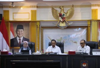 Menteri Dalam Negeri (Mendagri) Muhammad Tito Karnavian  saat Rapat Koordinasi Penataan Tenaga Non ASN di Instansi Pemerintah Daerah secara virtual dari Kantor Pusat Kementerian Dalam Negeri (Kemendagri), Jakarta, Rabu (8/1/2025)