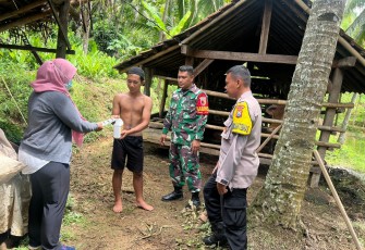  Babinsa Koramil 0801/01 Pacitan Serda Eden bersama Bhabinkamtibmas Polsek Pacitan melakukan monitoring perkembangan situasi saat ini, terkait merebaknya PMK dengan menyambangi langsung warga yang memiliki ternak sapi di kandang sapi mereka masing masing