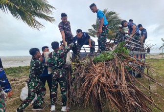  Personel Pangkalan TNI Angkatan Udara Raden Sadjad (Lanud RSA) Natuna menggelar aksi bersih-bersih di sepanjang pesisir pantai yang berdekatan dengan landasan pacu Lanud RSA Natuna, Provinsi Kepulauan Riau, Senin (13/01/2025)