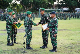 Pangdam IX/Udayana, Mayjen TNI Piek Budyakto saat memimpin Upacara Bendera 17-an di Lapangan Makorem 163/Wira Satya, Jln. Sudirman, Denpasar, Rabu (17/9/2025)