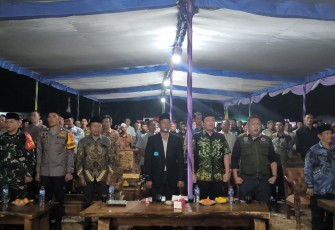 Bhabinkamtibmas Polsek Belitang III Hadiri Pagelaran Wayang Kulit 