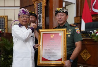 Pangdam IX/Udayana, Mayjen TNI Piek Budyakto, menerima penghargaan bergengsi Kerthi Bali Sewaka Nugraha dari Pemerintah Provinsi Bali. Penghargaan tersebut diserahkan langsung oleh Gubernur Bali, Dr. I Wayan Koster
