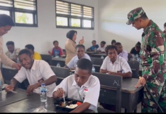 Dandim 1715/Yahukimo Letkol Inf Tommy Yudistyo, S.Sos.,M.Han. bersama Wakil Bupati Yahukimo Essau Miram, Kapolres Yahukimo serta Forkopimda Kabupaten Yahukimo, dan SPPG (Satuan Pelayanan Pemenuhan Gizi) dari BGN (Badan Gizi Nasional) resmi meluncurkan program Makan Bergizi Gratis di SMKN 1 Dekai. Acara peluncuran ini dihadiri oleh berbagai elemen masyarakat, termasuk siswa-siswi SMKN 1 Dekai, para tokoh masyarakat, tokoh agama serta perwakilan dari organisasi kemasyarakatan
