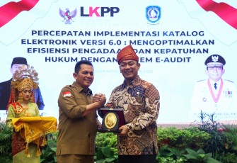 Gubernur Kepulauan Riau, H. Ansar Ahmad dan Kepala LKPP, Hendrar Prihadi