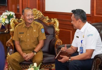 Sekretaris Daerah Provinsi Kepri, Adi Prihantara, saat menerima kunjungan audiensi Direktur Operasi Modifikasi Cuaca BMKG Kepri, Dr. Endarwin, beserta jajaran BMKG Kepri di Ruang Kerja Sekda, Lantai 3, Kantor Gubernur Kepri, Dompak, pada Selasa (14/1).