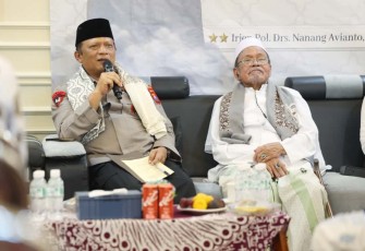 Kapolda Jawa Timur Irjen Pol. Drs. Nanang Avianto, M.Si., didampingi para pejabat utama Polda Jatim dan Kapolres Bangkalan AKBP Hendro Sukmono serta Kapolres Sampang Hartono, melaksanakan silaturahmi dengan para kiai