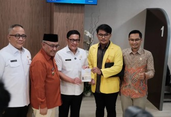 Plt. Dirjen Imigrasi, Kementerian Imigrasi dan Pemayarakatan RI, Saffar Muhammad Godam didampingi Wali Kota Depok, Mohammad Idris menyerahkan paspor kepada perwakilan mahawasiwa Depok di Immigration Lounge, Pesona Square, Depok, Selasa (21/01/25).