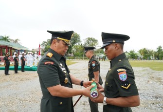  Pangdam XII/Tanjungpura Mayjen TNI Jamallulael, S.Sos., M.Si., berikan apresiasi kepada lulusan terbaik Pendidikan Pertama (Dikmaba) TNI AD TA 2024
