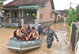 Pangkalan TNI AL (Lanal) Banten dengan segera mengerahkan personelnya melalui Tim Satgas Siaga Bencana untuk membantu proses evakuasi  dan penanganan warga yang terdampak bencana banjir di Kecamatan Cibeber, Kota Cilegon, Provinsi Banten. Kamis (09/01)
