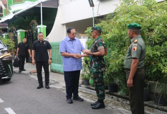 Dandim Madiun Sambut Kedatangan Susilo Bambang Yudhoyono dalam Kunjungan di Kota Madiun