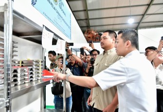 Menpora Ario Bimo Nandito Ariotedjo bersama Wamenpora Taufik Hidayat saat meninjau pelaksanaan program MBG di Cimahi, Senin (6/1)