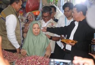 Satgas Pangan Polda Jawa Timur kembali melakukan inspeksi mendadak (Sidak) di sejumlah pasar. Sidak ini bertujuan untuk memastikan kestabilan harga dan ketersediaan bahan pokok penting ( Bapokting) saat Natal 2025 dan Tahun Baru 2026 (Nataru)