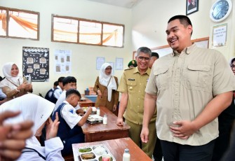 Menpora Dito berkesempatan meninjau langsung pendistribusian MBG ke sekolah-sekolah diantaranya di SMPN 12 Cimahi dan di SMAN 3 Cimahi, Senin (6/1)