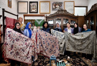  Penasehat Dharma Wanita Persatuan (DWP) Kementerian Koperasi (Kemenkop) Dina Budi Arie Setiadi (istri Menteri Koperasi Budi Arie Setiadi), saat melakukan kunjungan ke EB Batik Tradisional, di Desa Panembahan, Kabupaten Cirebon, Jawa Barat, Kamis (23/1)