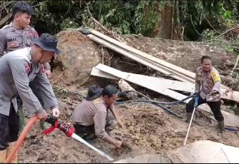 Polres Gunung Mas dan Polsek Kahayan Hulu Utara Evakuasi Korban Longsor